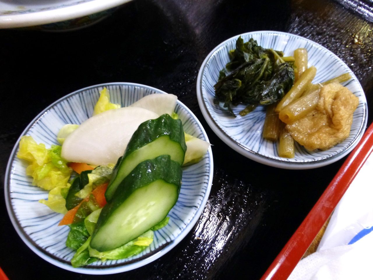 カツ丼には、浅漬けと煮物も付いています！