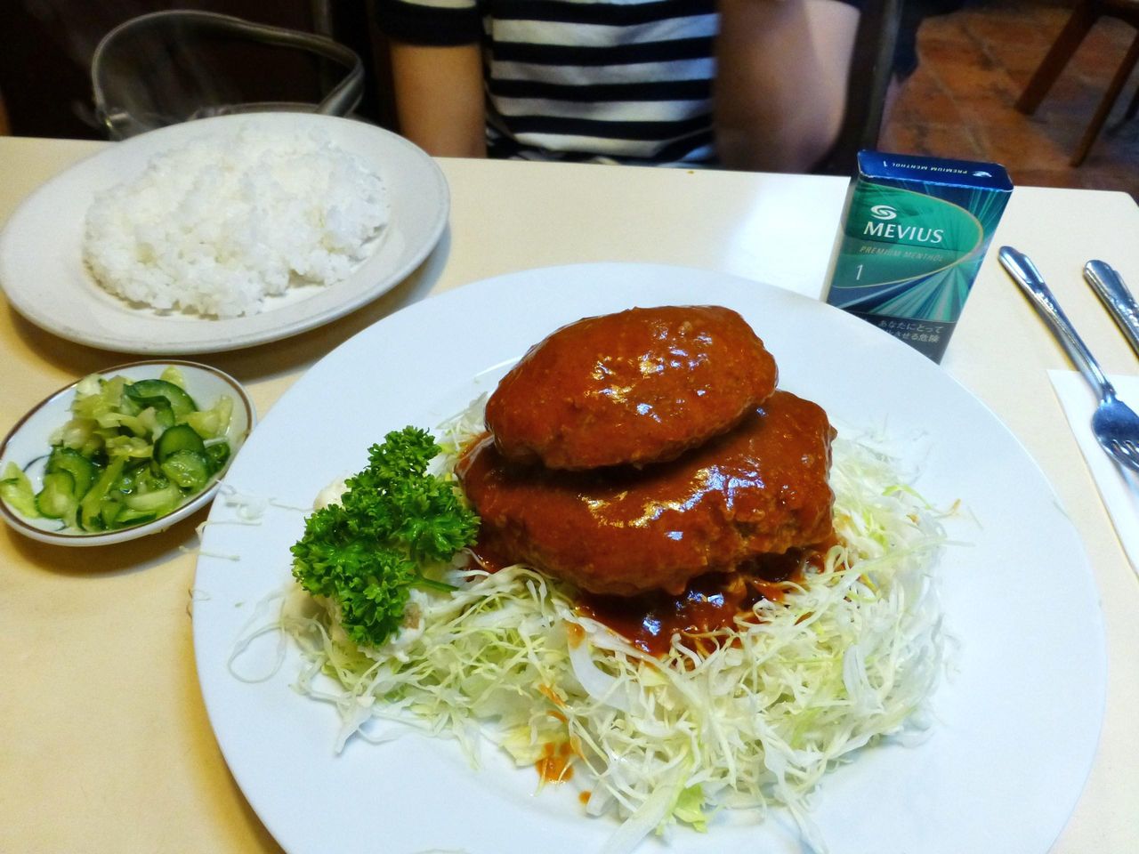 ハンバーグ定食1,290円は、なんと2段重ね!