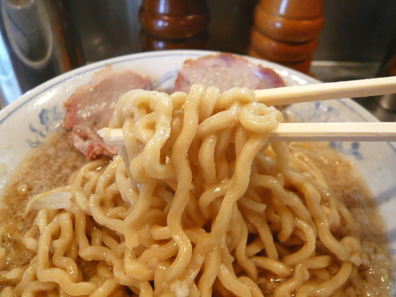 ウェーブのかかった太麺は、食べ応えがあります!