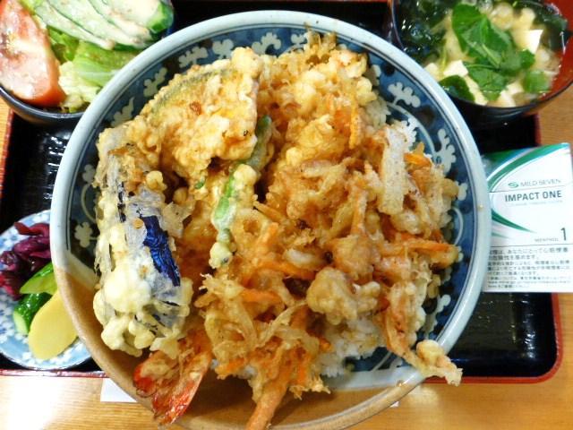 天丼大盛は、直径21センチの洗面器のような丼を使用!