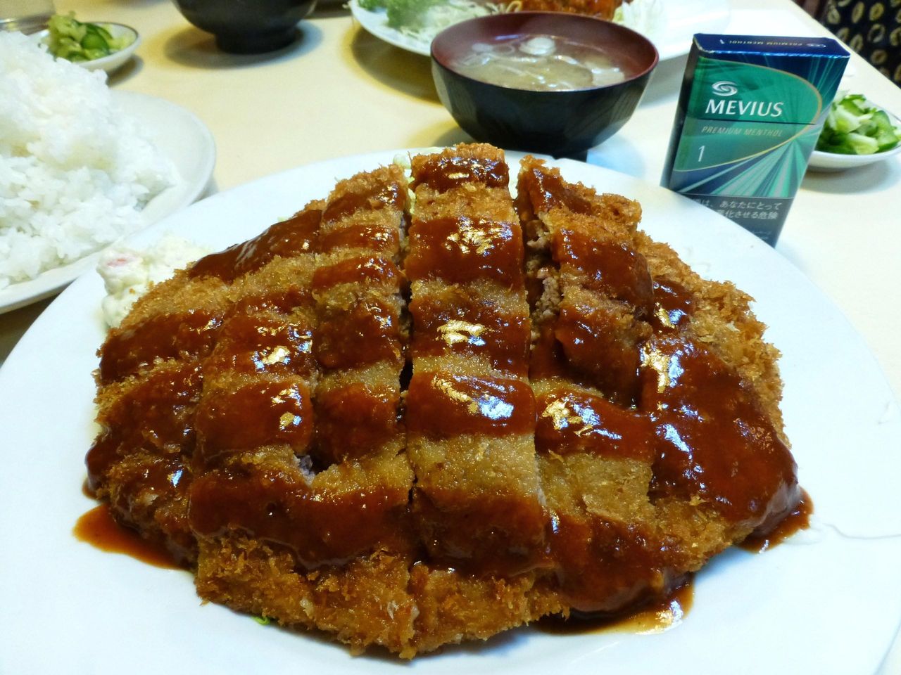 ブルドックの看板メニュー、メンチカツ定食!