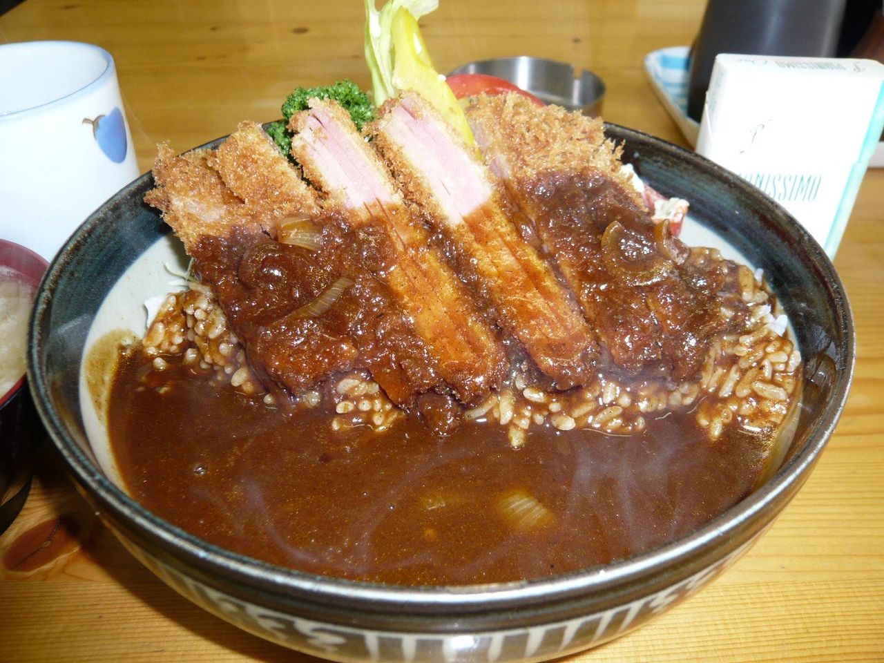 ハムカツとハヤシを組合せた「ウィンブル丼」大盛1,100円!