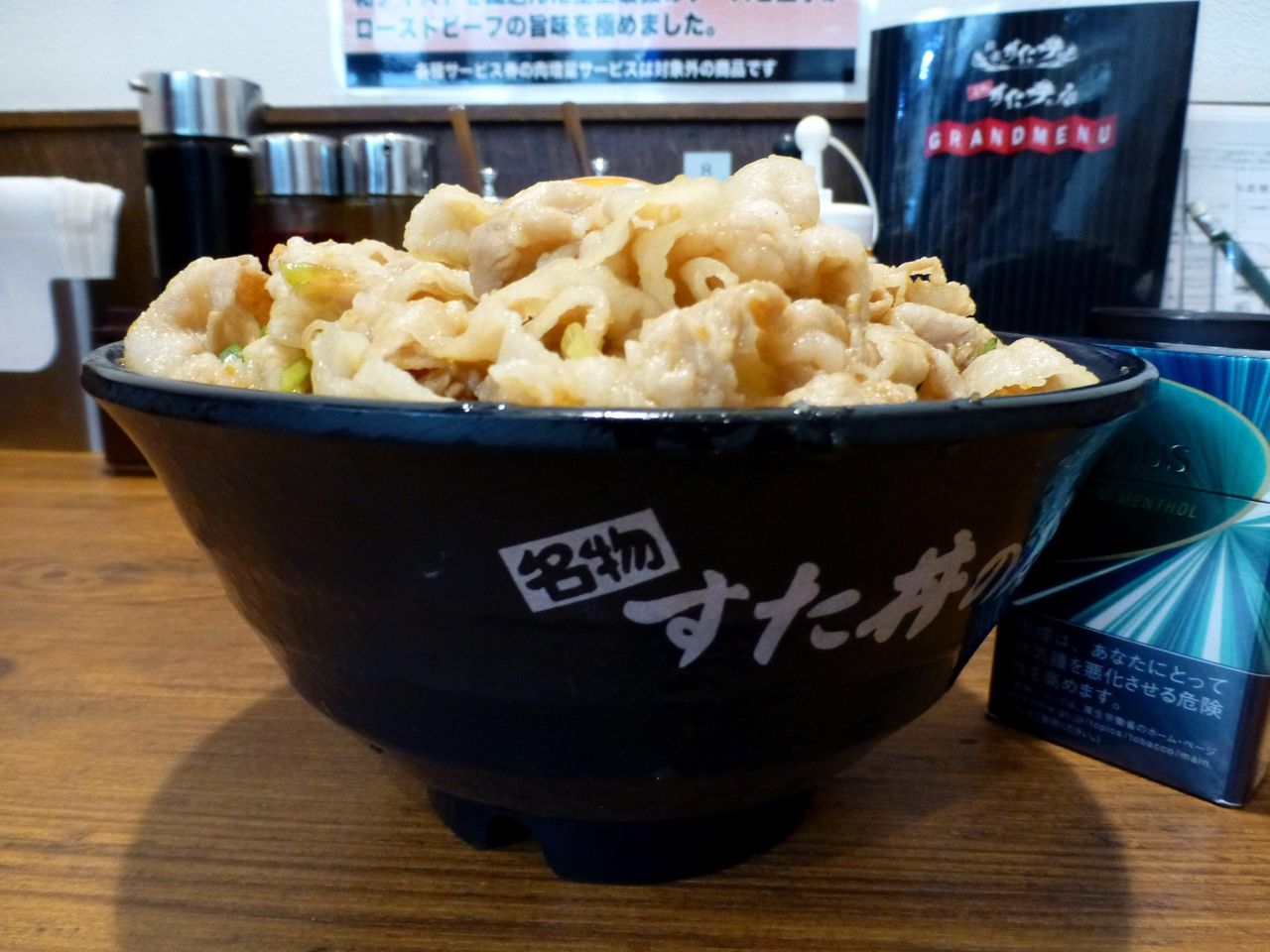 すた丼(肉飯増し)は、丼のフチより高く盛り付けます!
