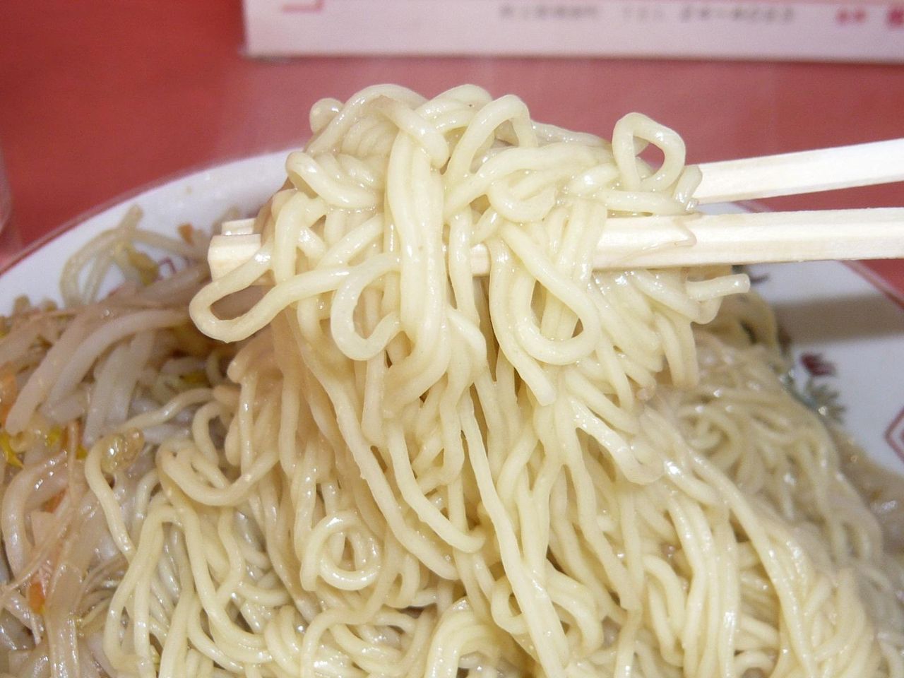 細麺を引きずり出すと・・・もう伸びてました