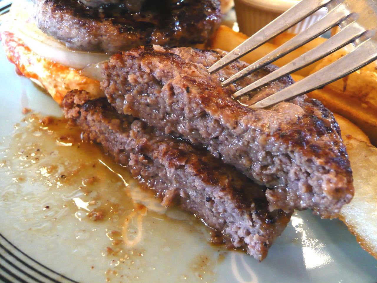 フォークで押さえると、肉汁があふれ出します!
