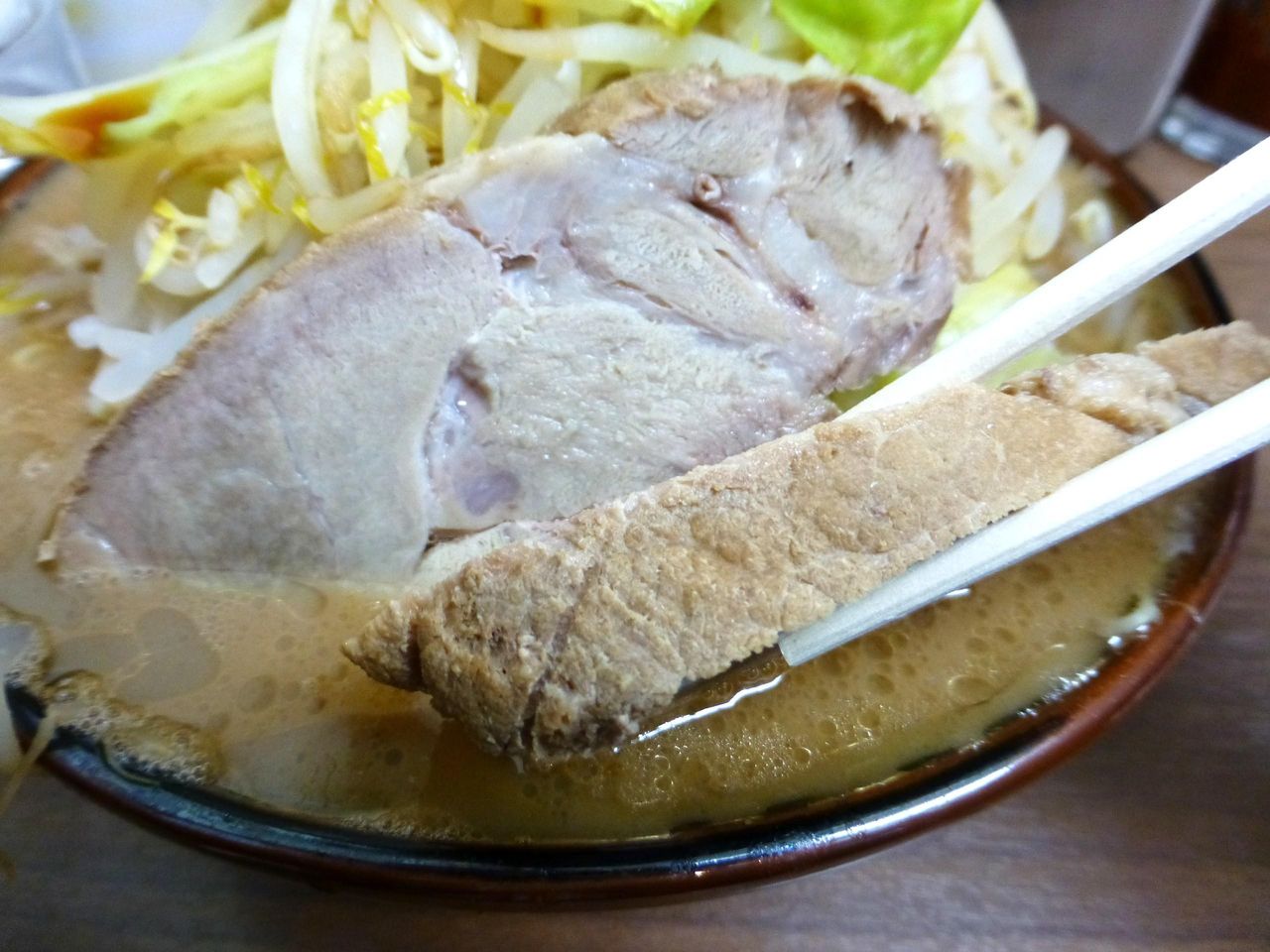 モモ肉を使用した豚は、厚さ1センチを超える厚切り!