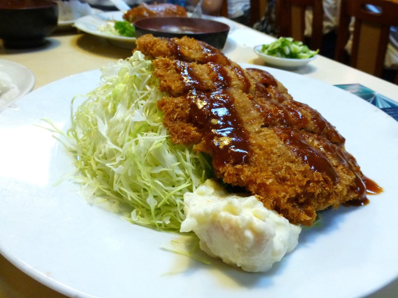 メンチカツの下は、山盛りの千切りキャベツ!