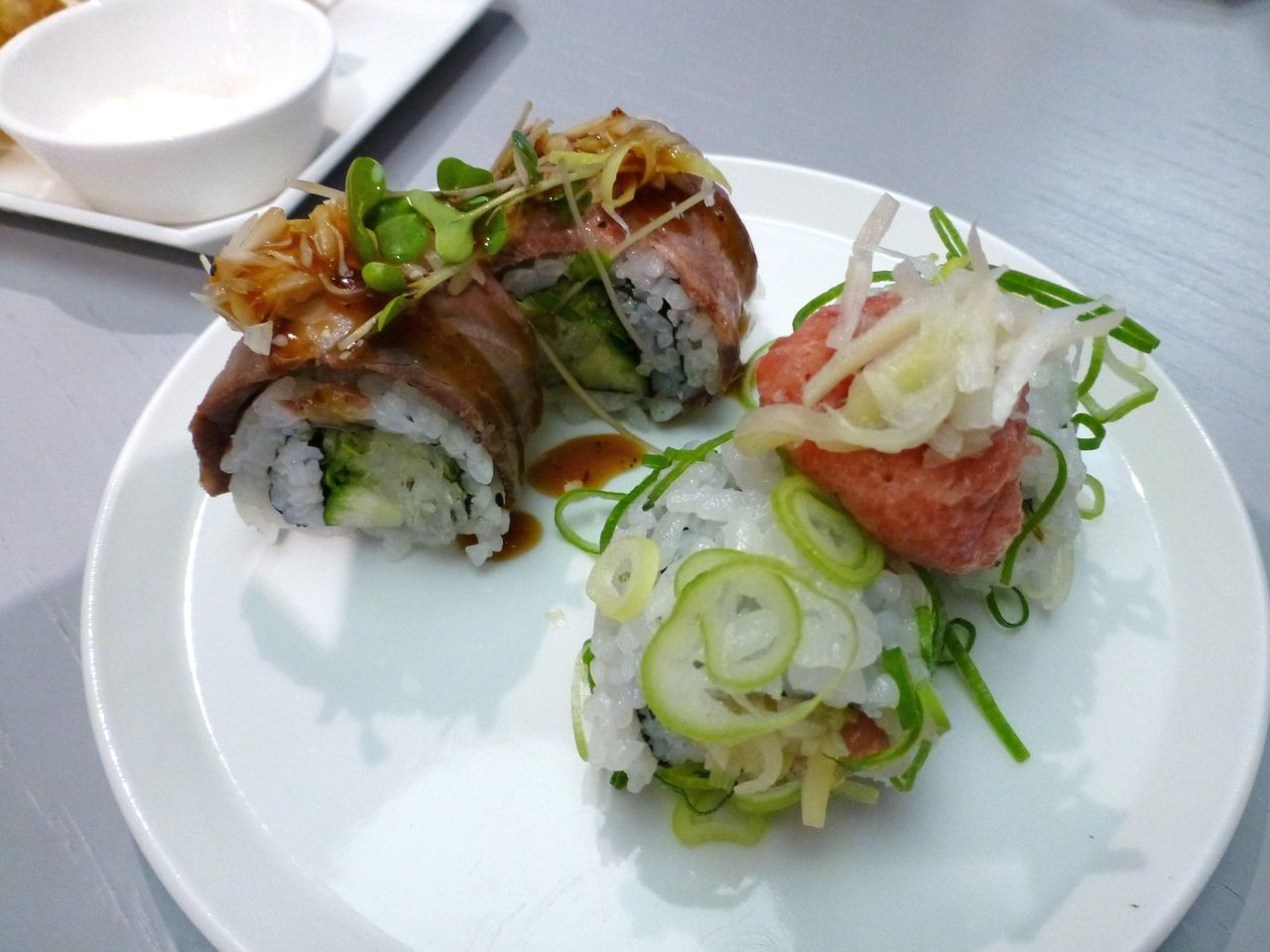 ローストビーフロール2切300円、とろロール2切300円