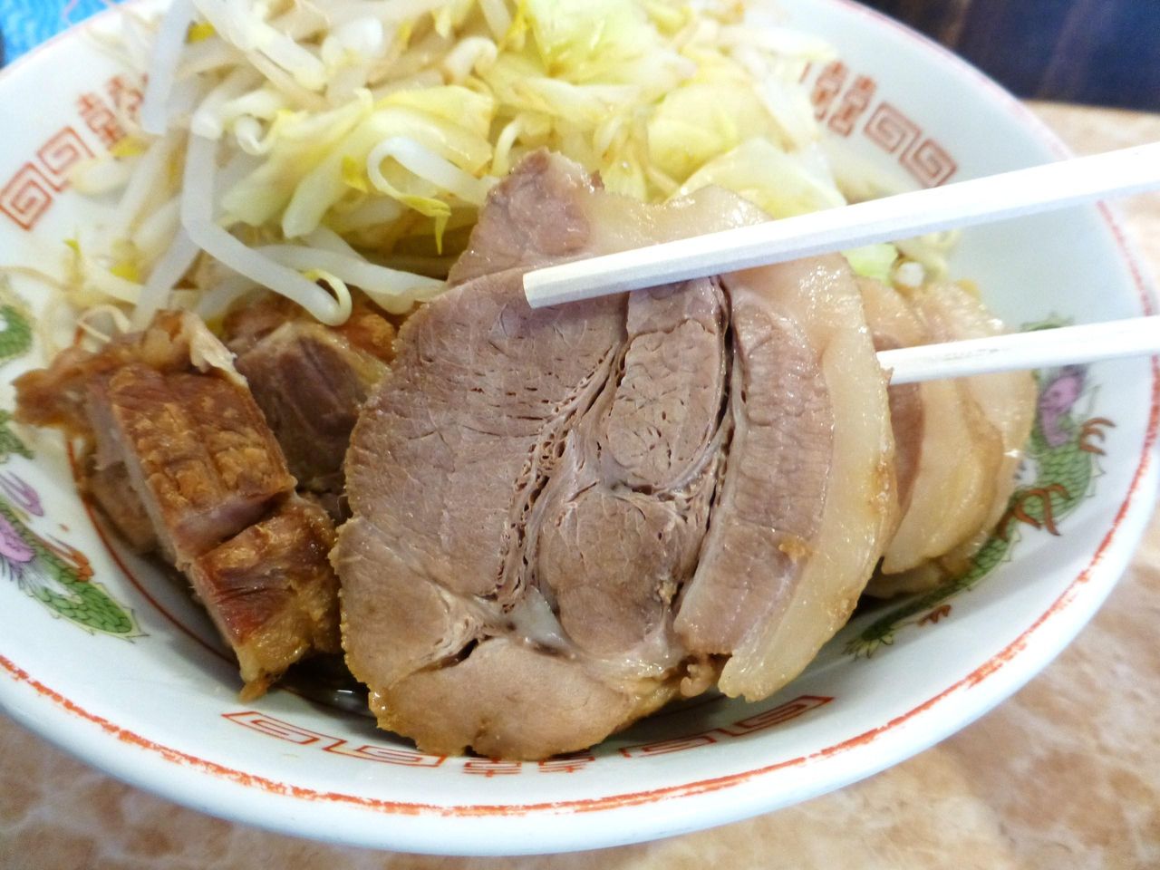 脂身多めのぶ厚い豚は、とってもボリューミー!