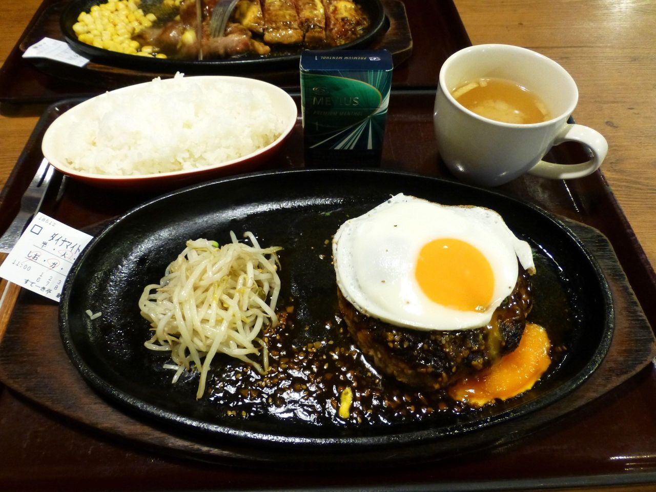 うわ〜デカッ!ダイナマイトハンバーグ320グラム990円