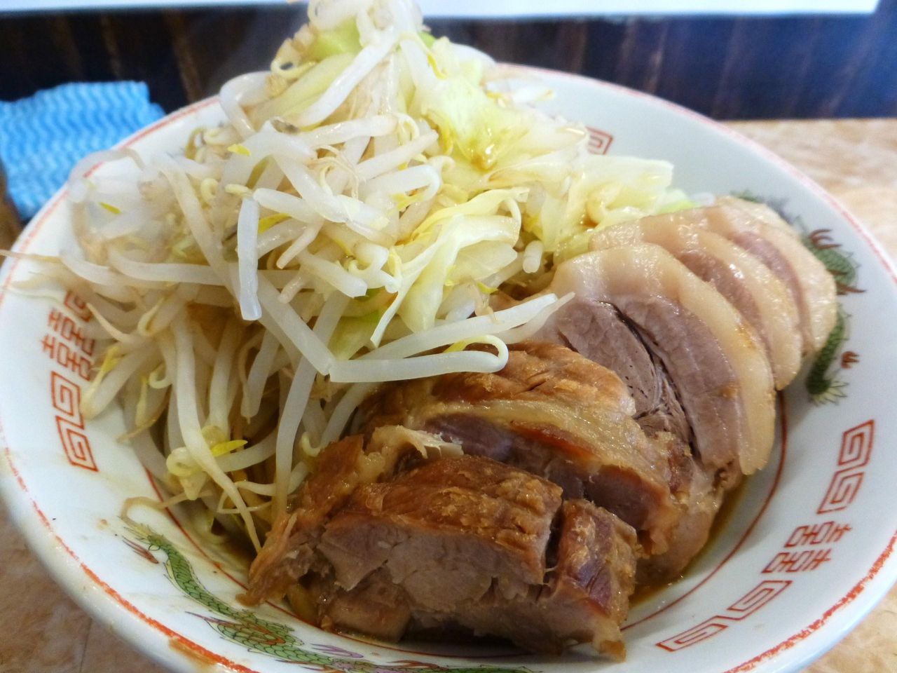 豚と野菜は確認できるが、麺が見えません!