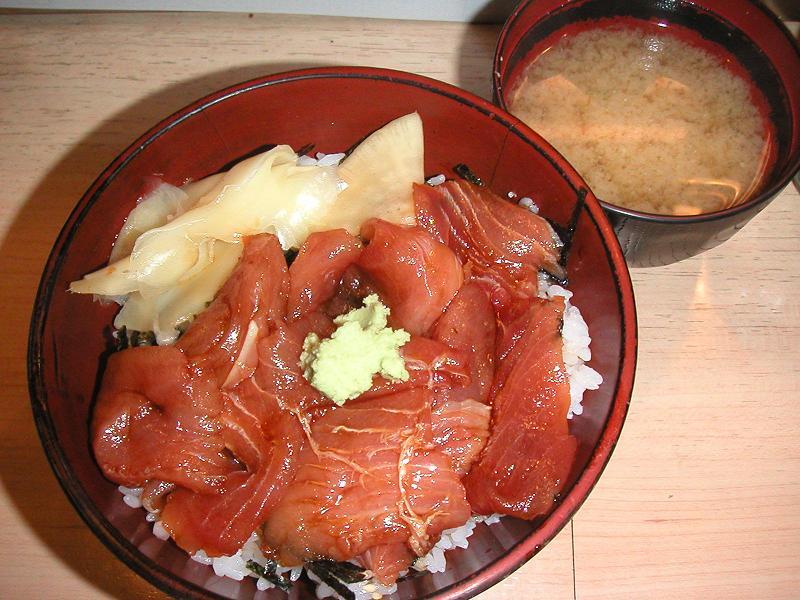 マグロは中トロに近い感じ。浜名湖産青海苔の味噌汁が付きます。