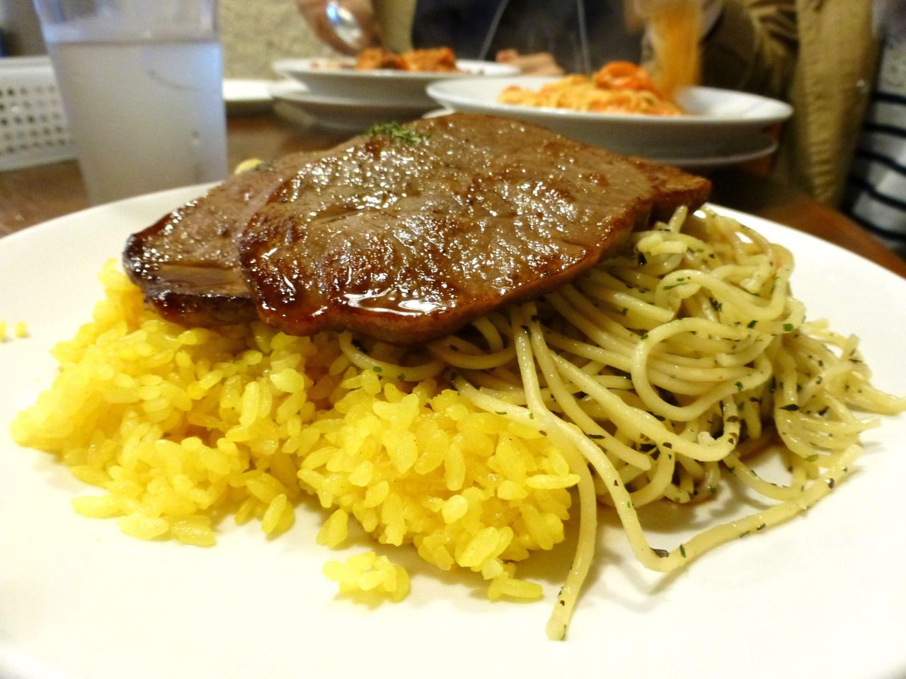 バラーライスとパスタの上に、牛ステーキ2枚がのってます!