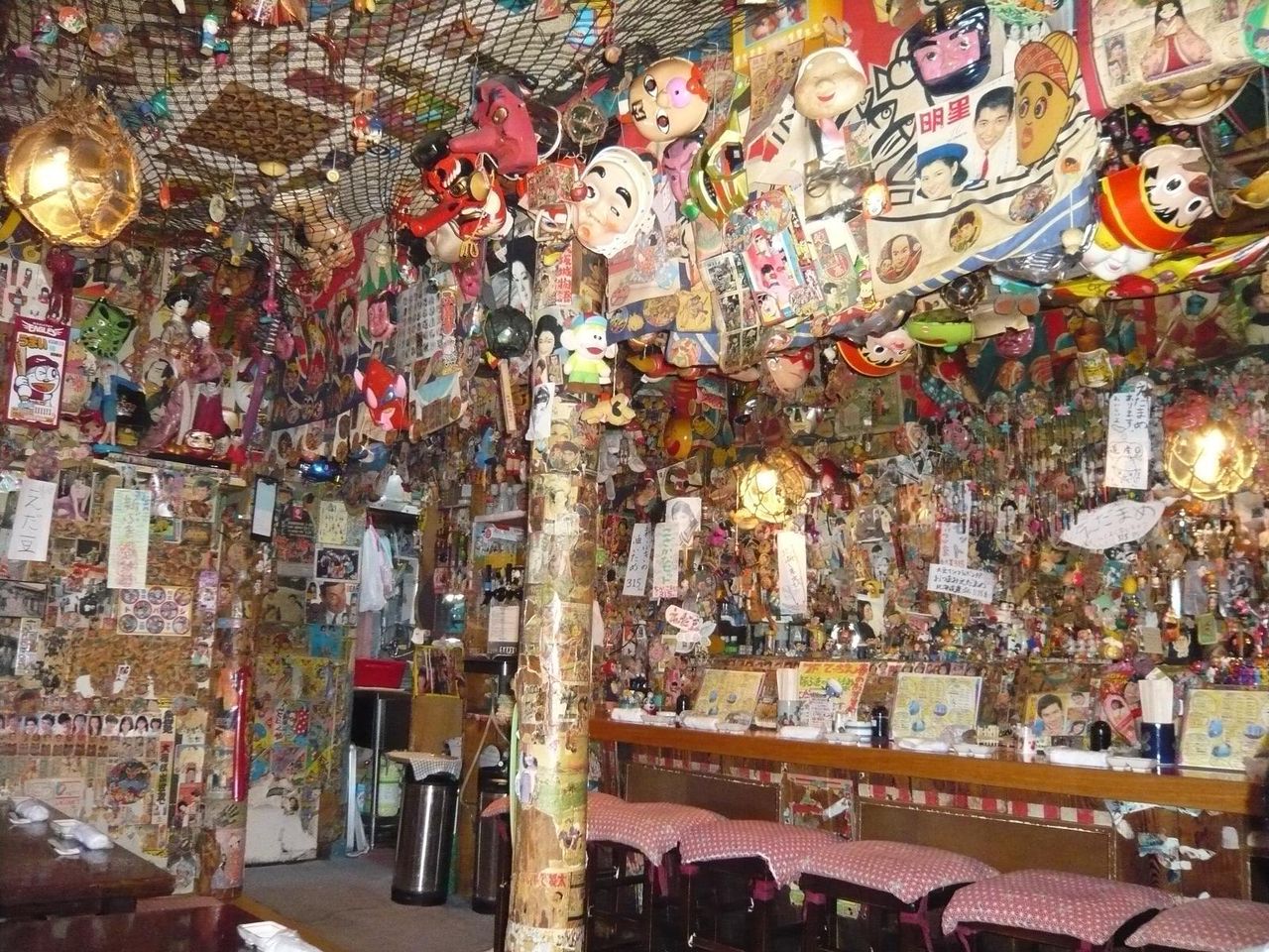 店内のいたる所に不気味なお面やおもちゃが飾られてます!