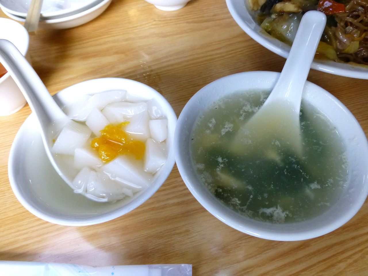 サービスのワカメスープと杏仁豆腐!