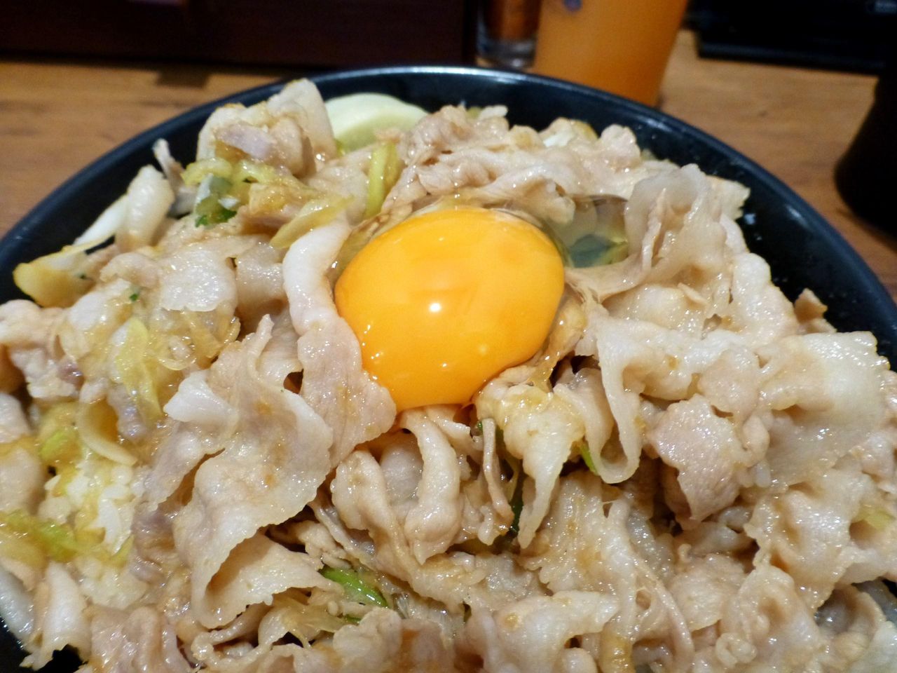 肉の上に生卵を投下すると、見るからに美味しそう!
