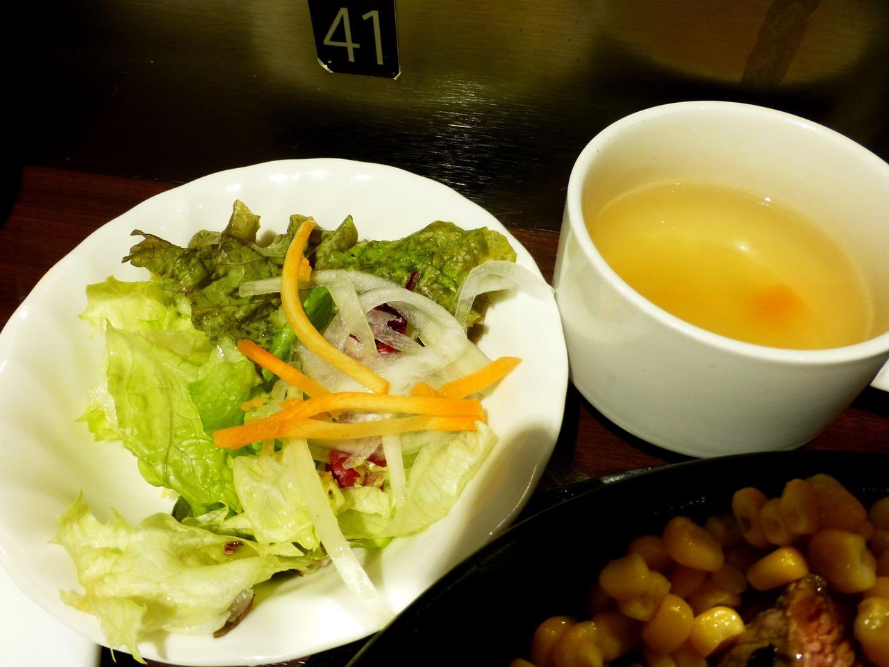 注文すると、すぐにサラダとスープが運ばれて来ます!