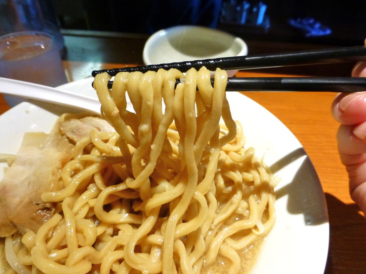 軽くウェーブのかかった極太麺は、ゴワゴワの食感!