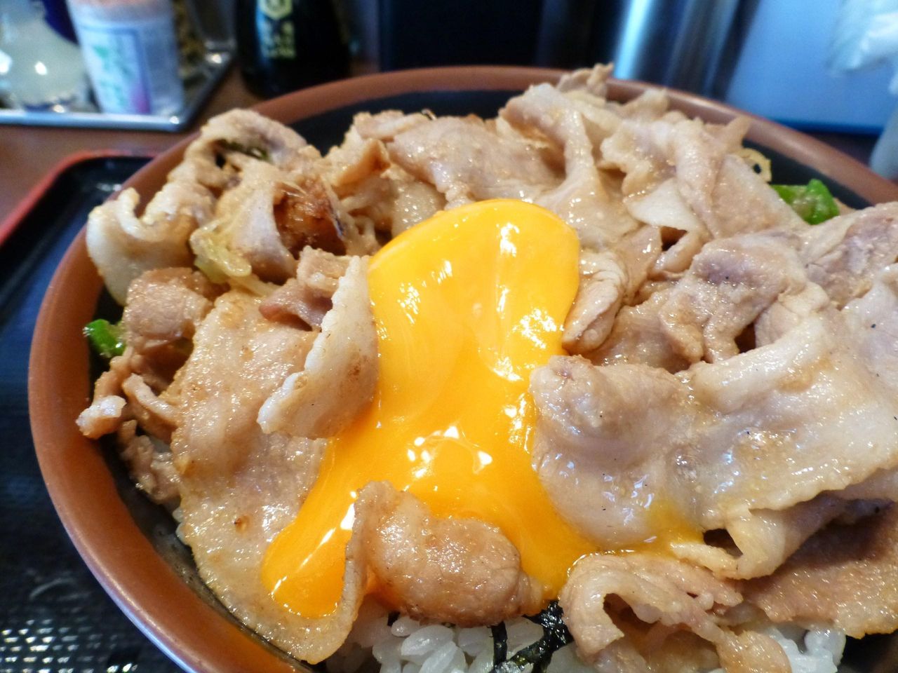 黄身を崩すと卵黄が流れ出し、見るからに美味しそう!