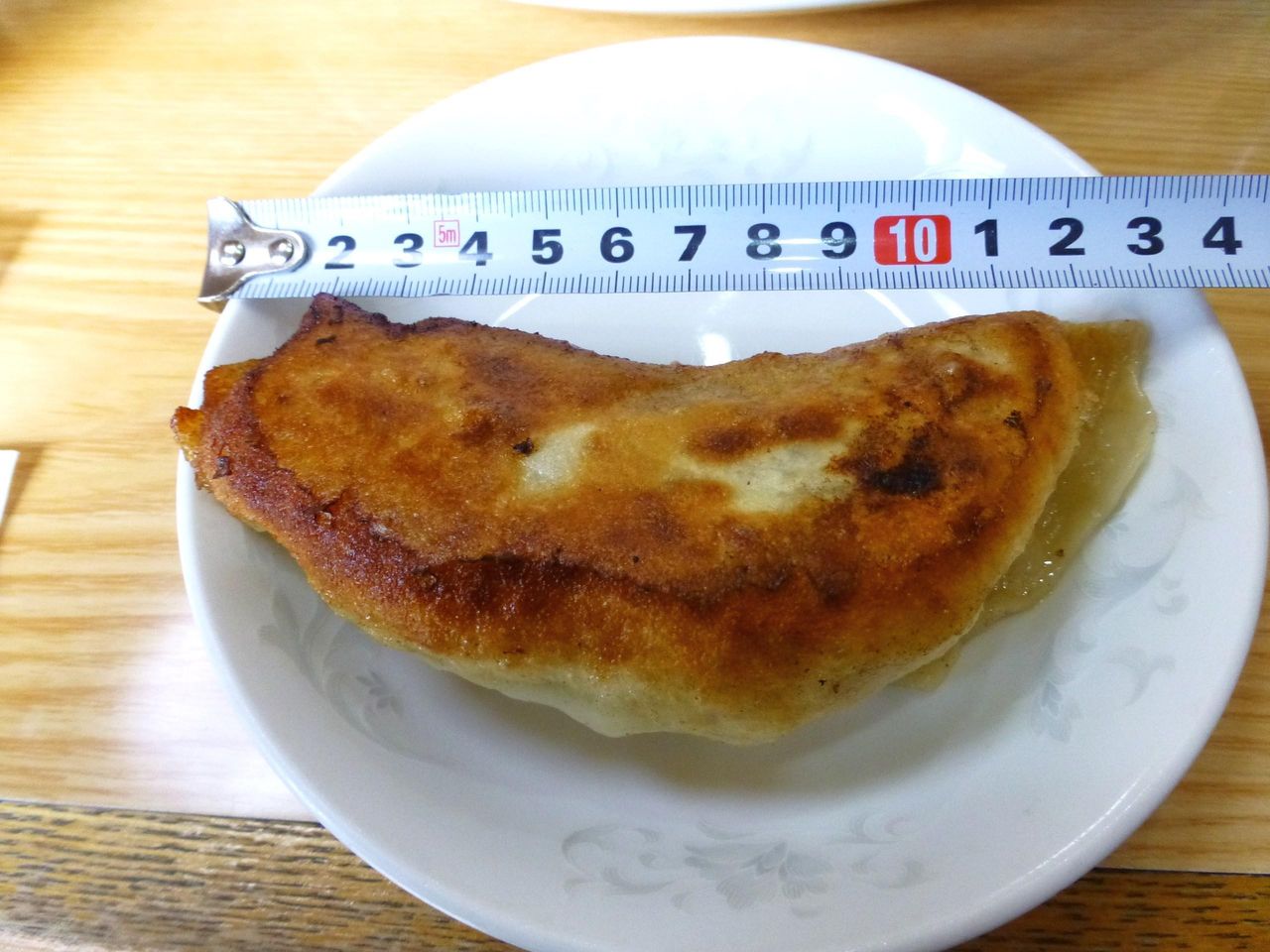 焼餃子は長さ13センチ×幅5センチのジャンボサイズ!