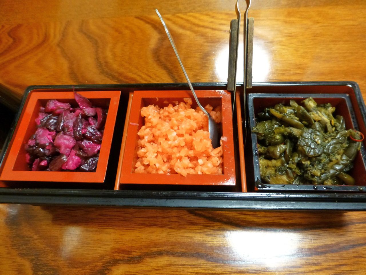 卓上に用意された漬物は食べ放題!