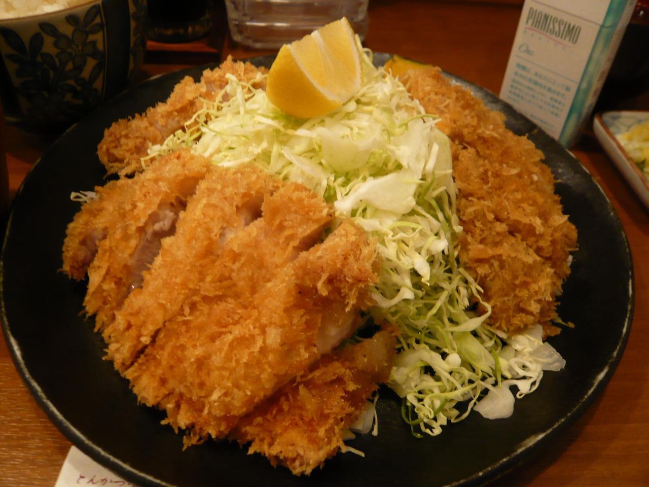 山盛りキャベツにトンカツが3枚!すごいボリュームです!