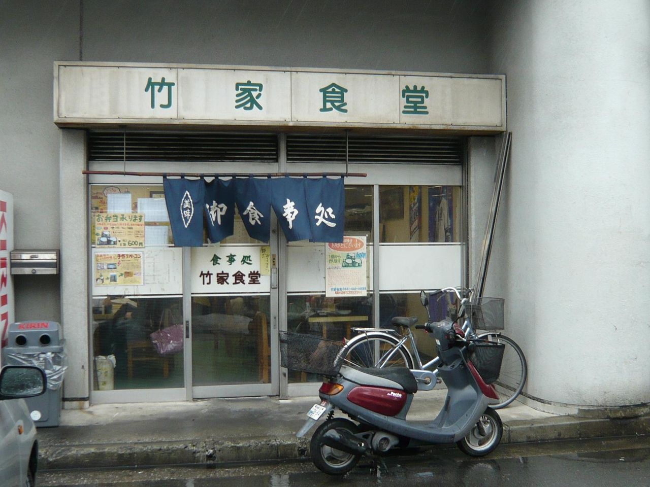 横浜中央卸売市場の目立たない場所で営業している竹家食堂