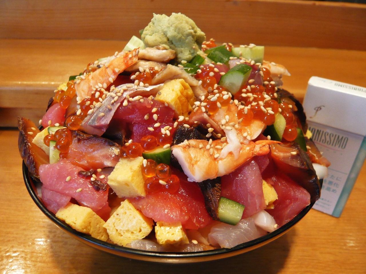 直径19センチの丼に、海鮮ネタがテンコ盛り!