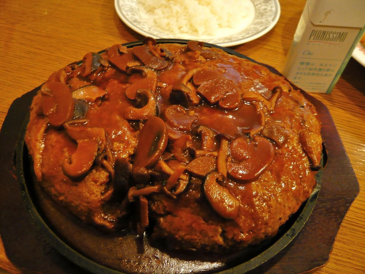 大番長ハンバーグ1キロは、枕サイズの肉のかたまり!