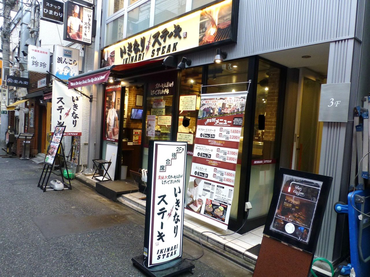 回転が良いので、平日の昼でも待たずに食べられました!