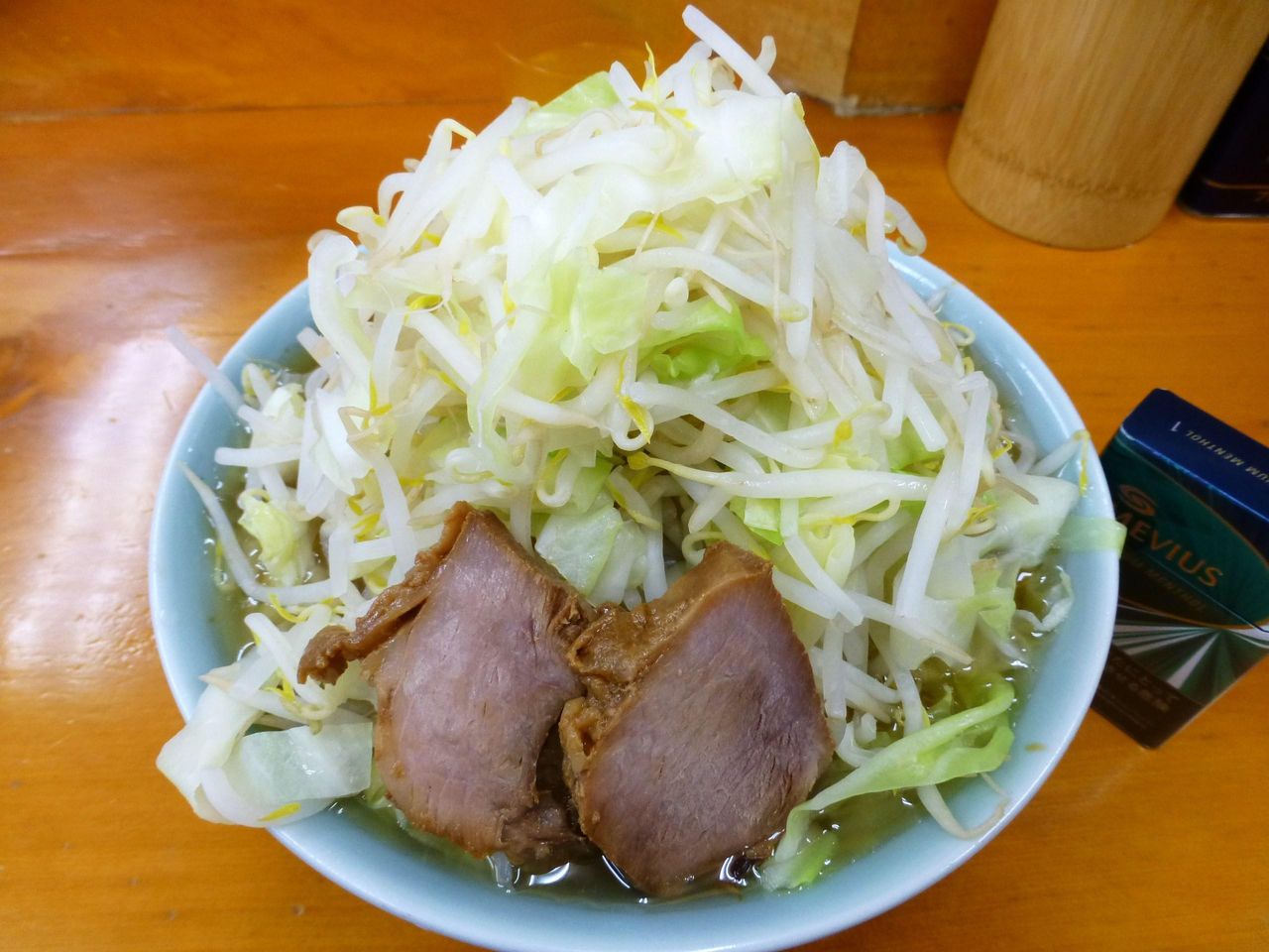 野菜マシマシを注文すると、超高層野菜タワーになります!