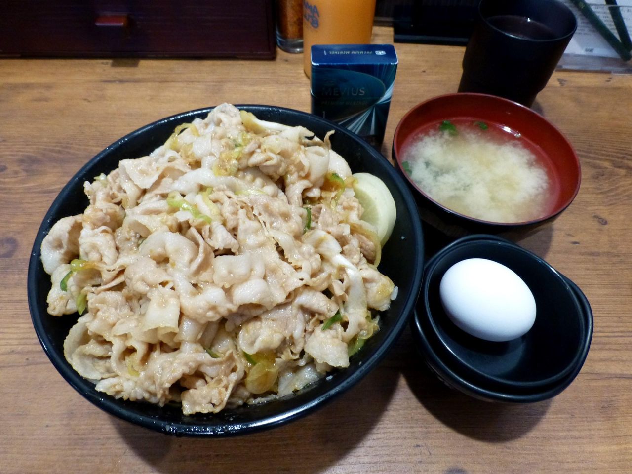 うわ〜すごいボリューム!すた丼(肉飯増し)880円