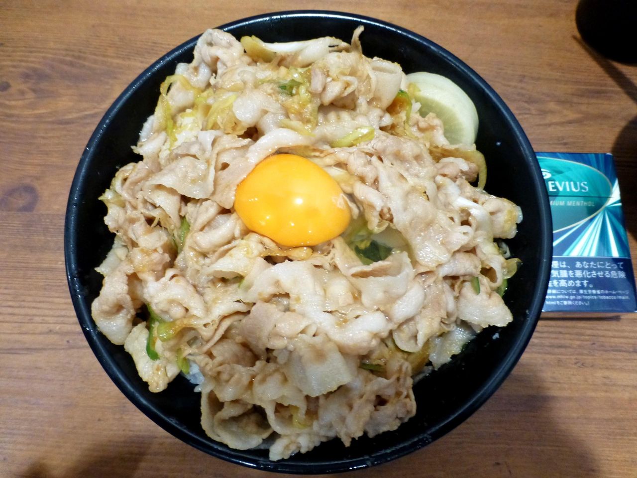 スタ丼(肉飯増し)は、直径18センチの丼を使用!