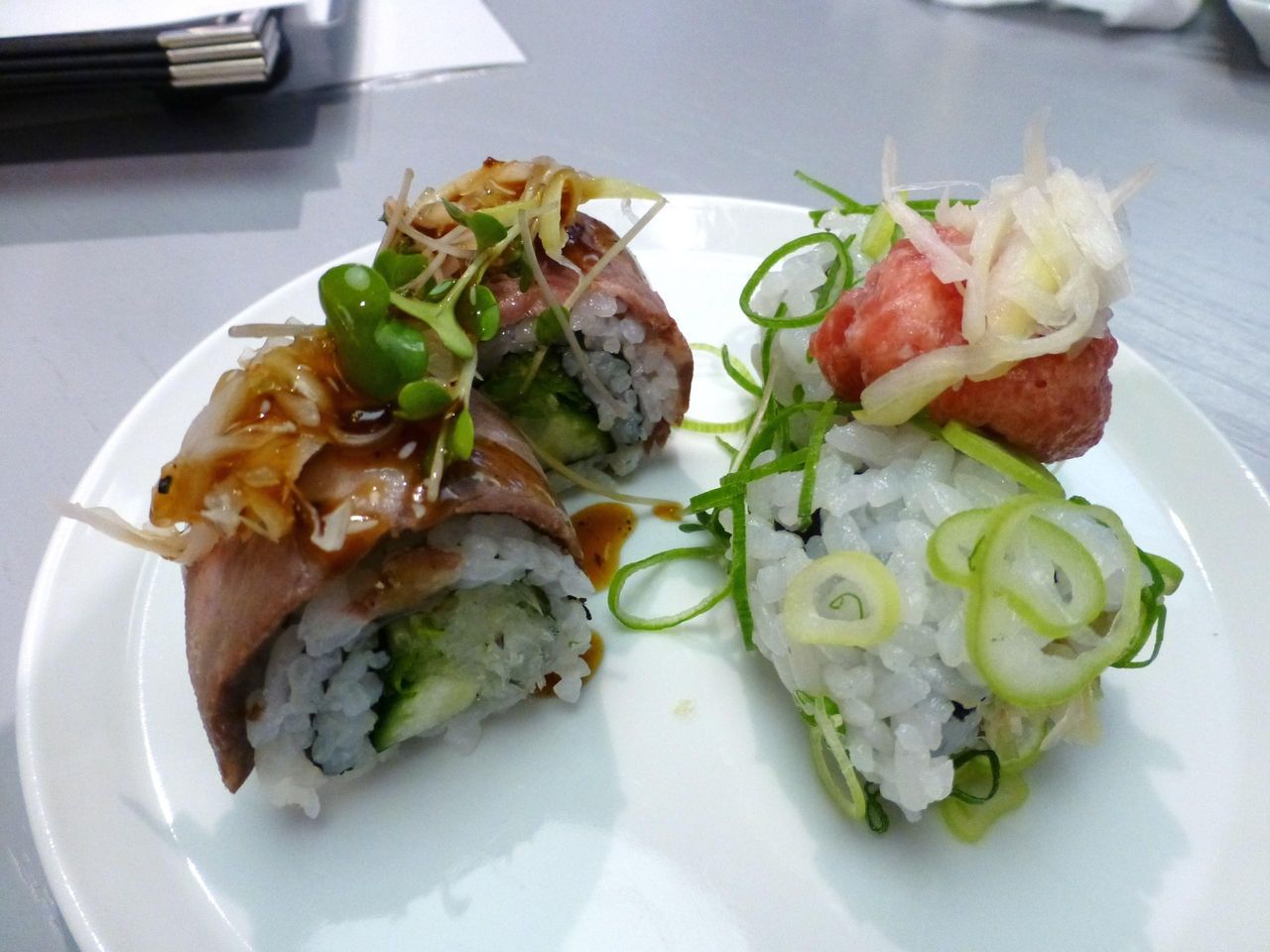 ローストビーフロール2切300円、とろロール2切300円