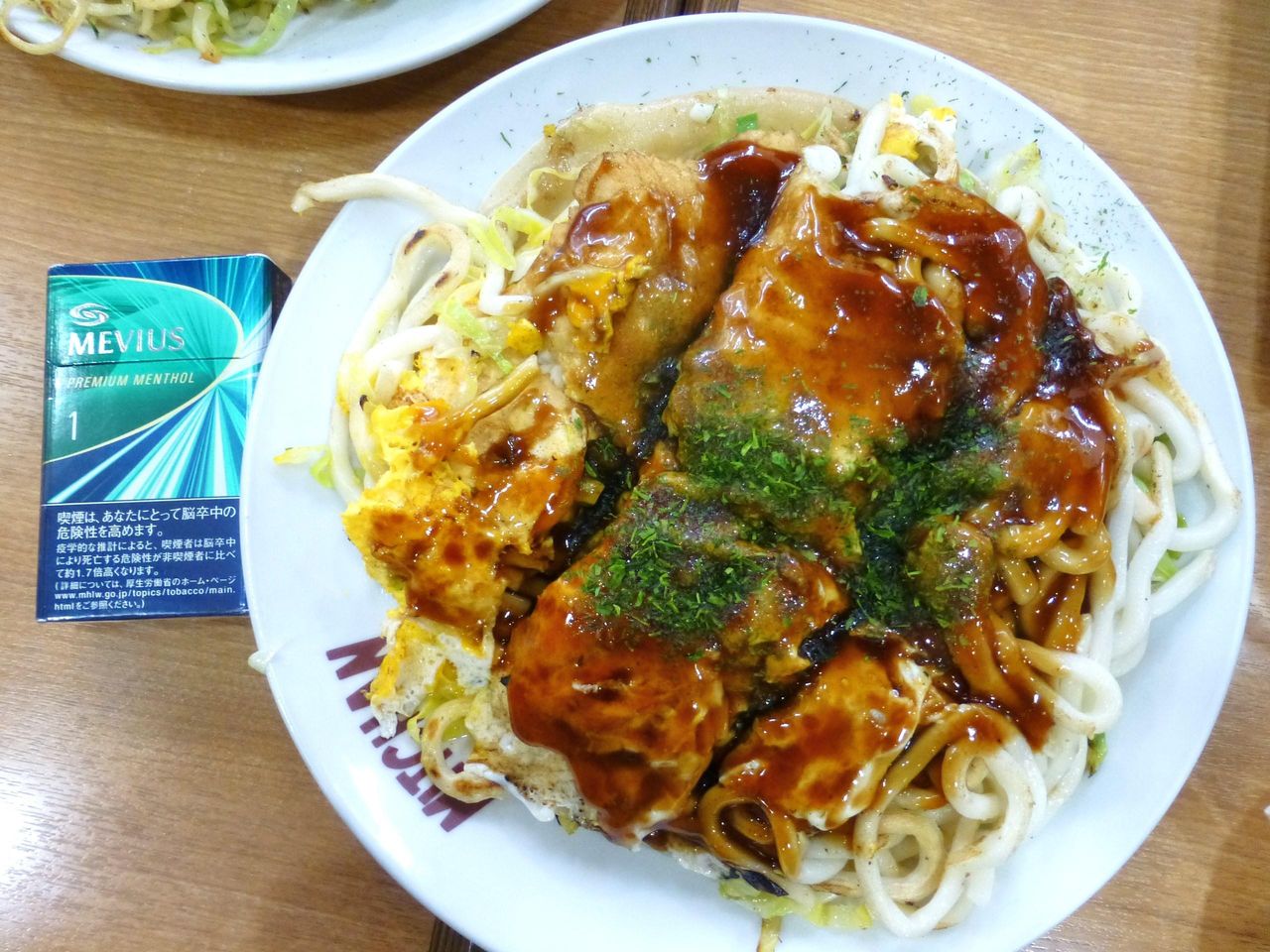 うどん肉玉子は、直径24センチのデカ皿を使用!