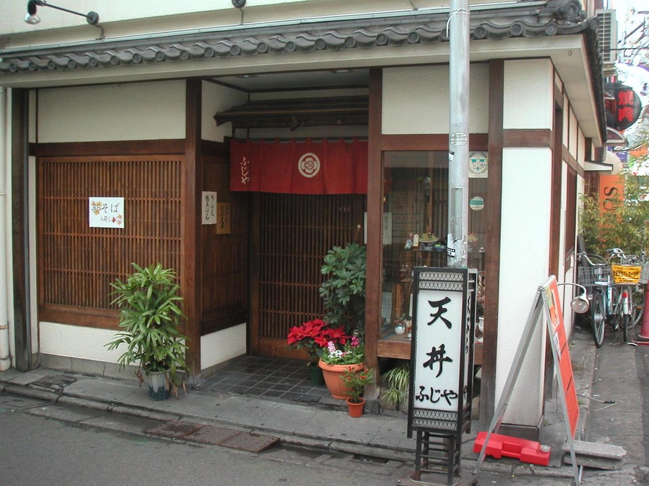 学芸大学駅から徒歩1分、東口商店街沿いです。
