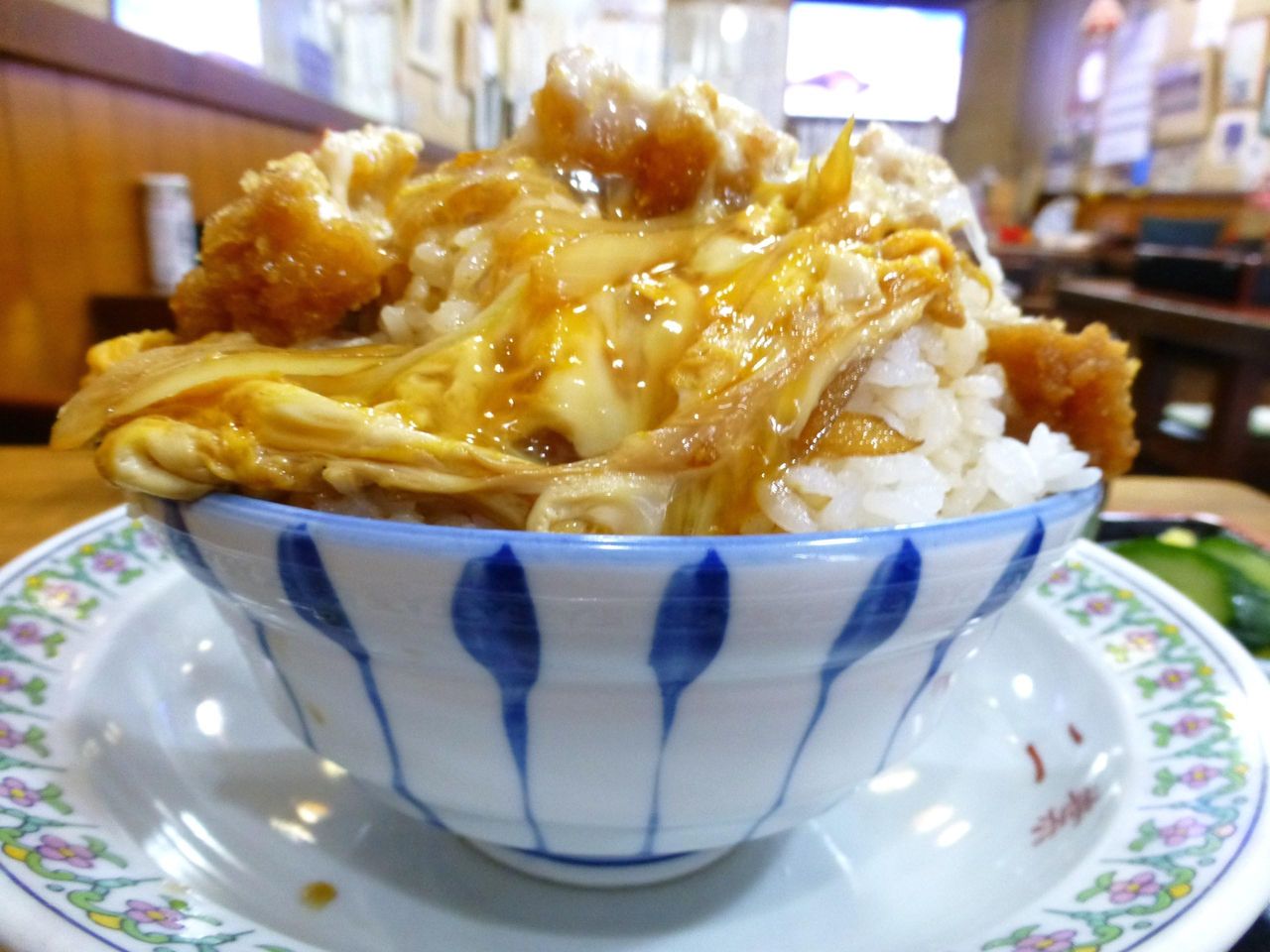 カツ丼大盛は、巨大な受け皿に乗せてあります！
