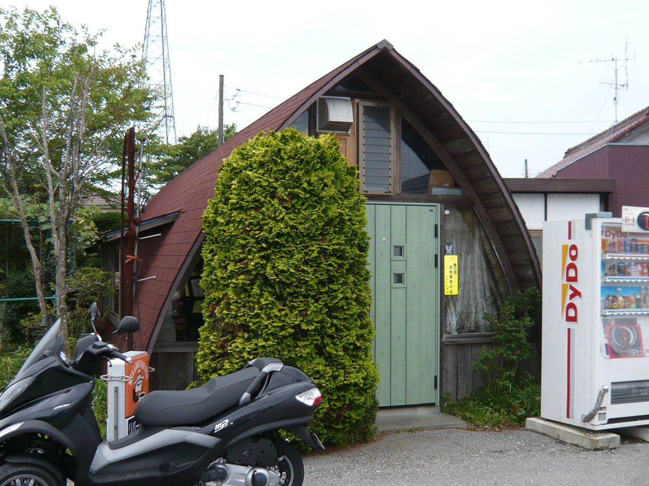 ログハウス風の三角屋根が目印です。