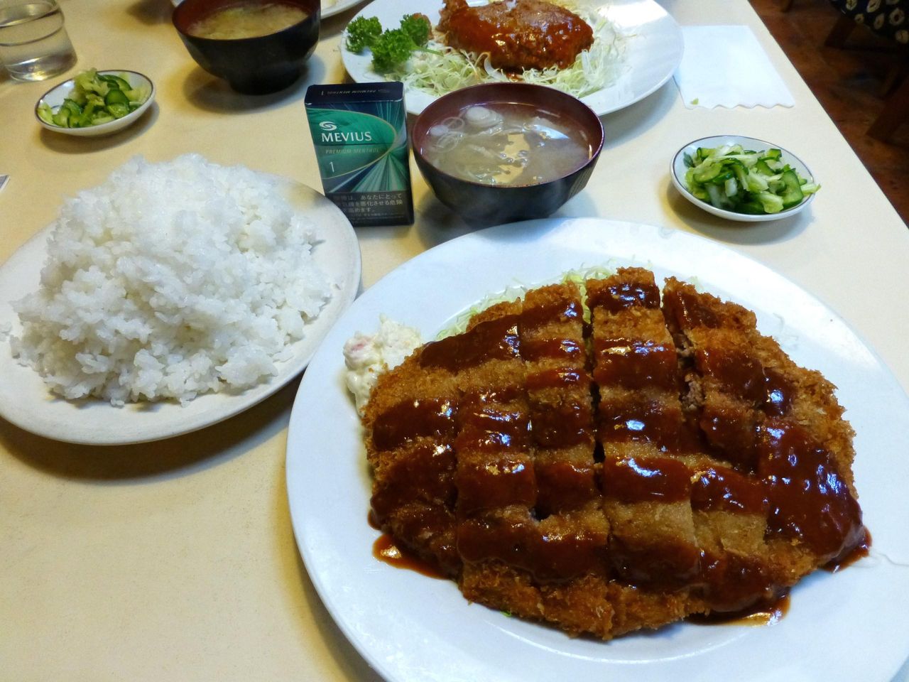 ブルドックの人気メニュー、メンチカツ定食大盛1,190円