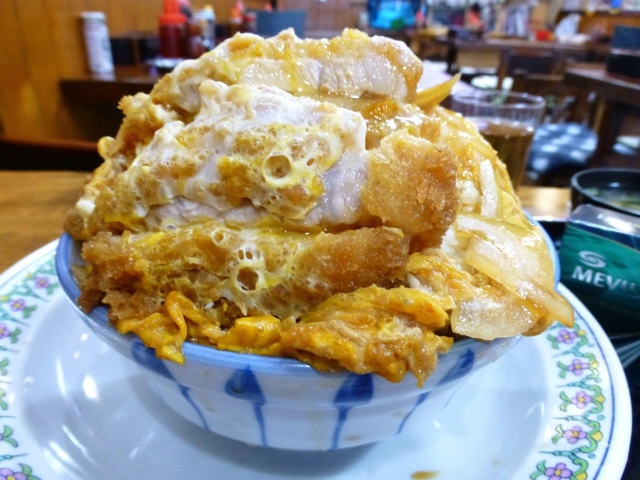 丼からこぼれる寸前まで盛り付けて、ものすごい迫力！