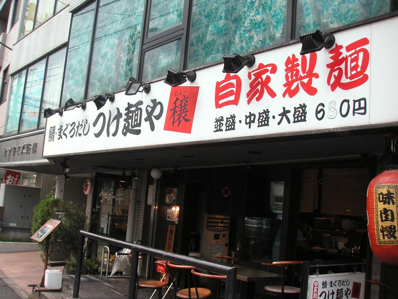 上馬交差点からすぐです。