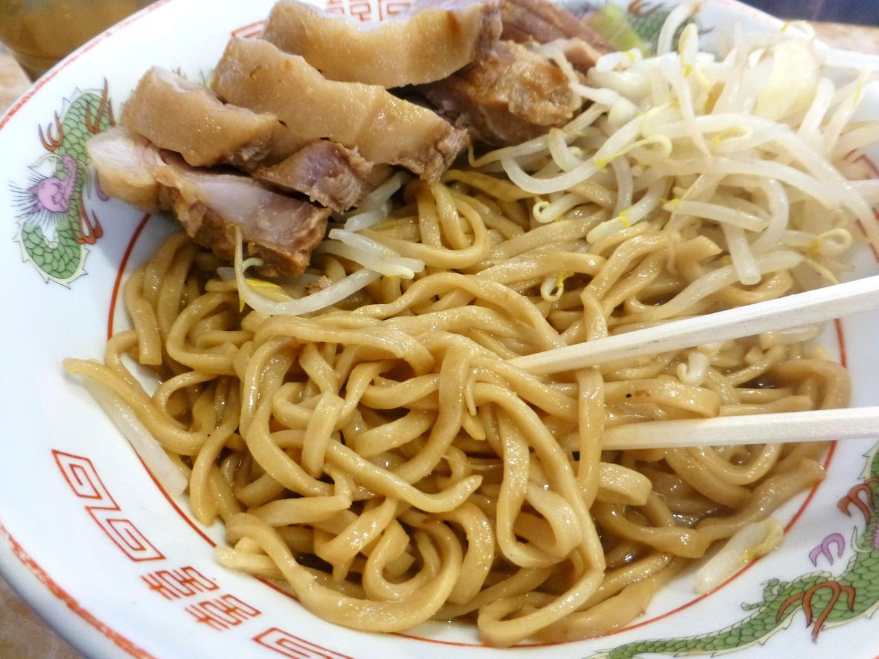 太麺はスープと絡めて鉄板で焼き上げてます!