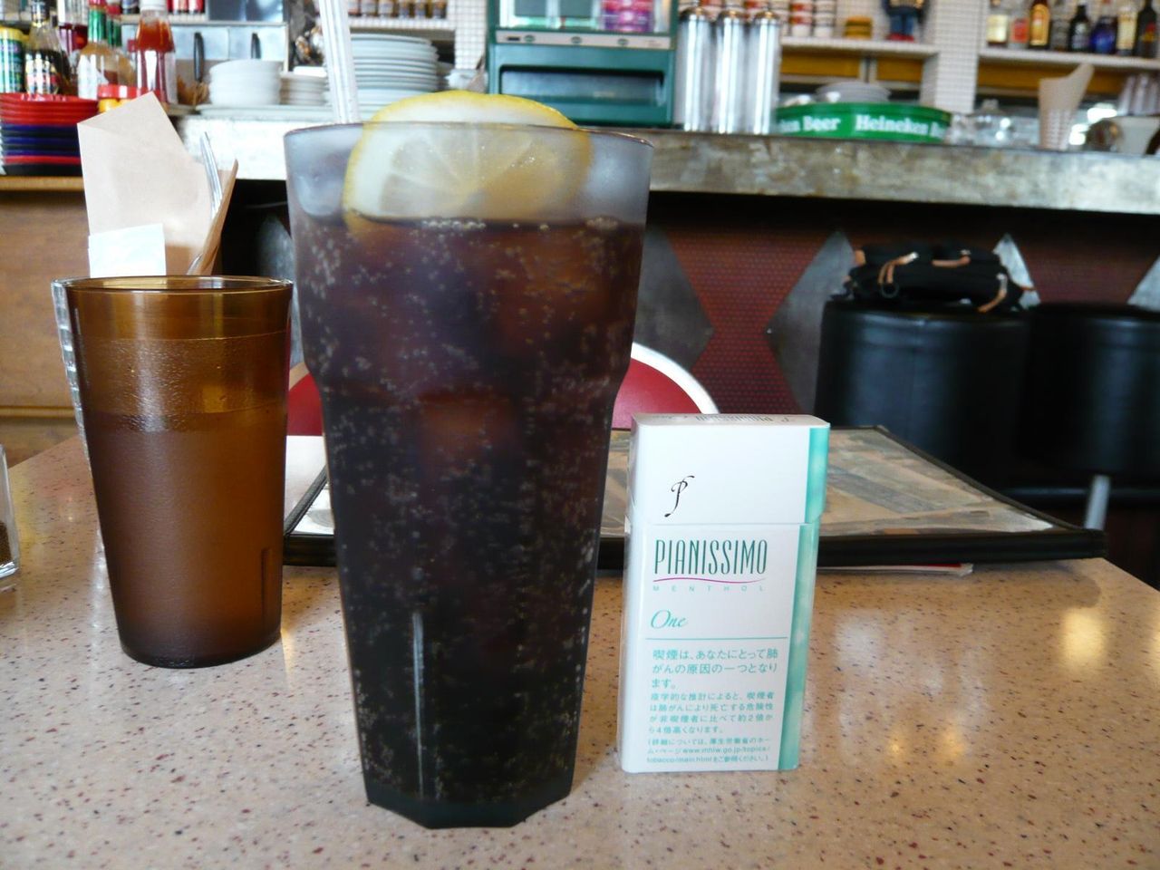 セットのコーラは、高さ16センチの特大グラスで出てきます!