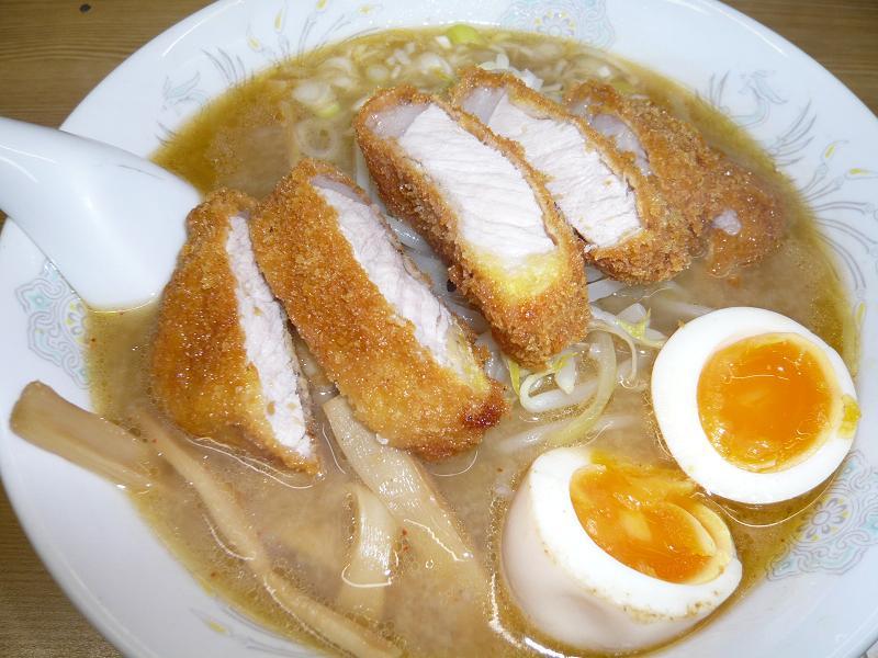 揚げ立てのトンカツがのった、味噌トンカツ950円