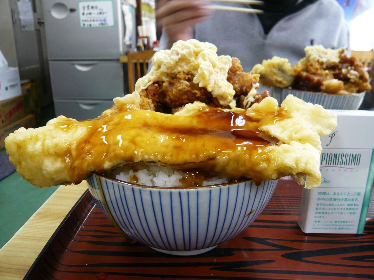 長さ22センチの穴子天が丼からはみ出しちゃってます!