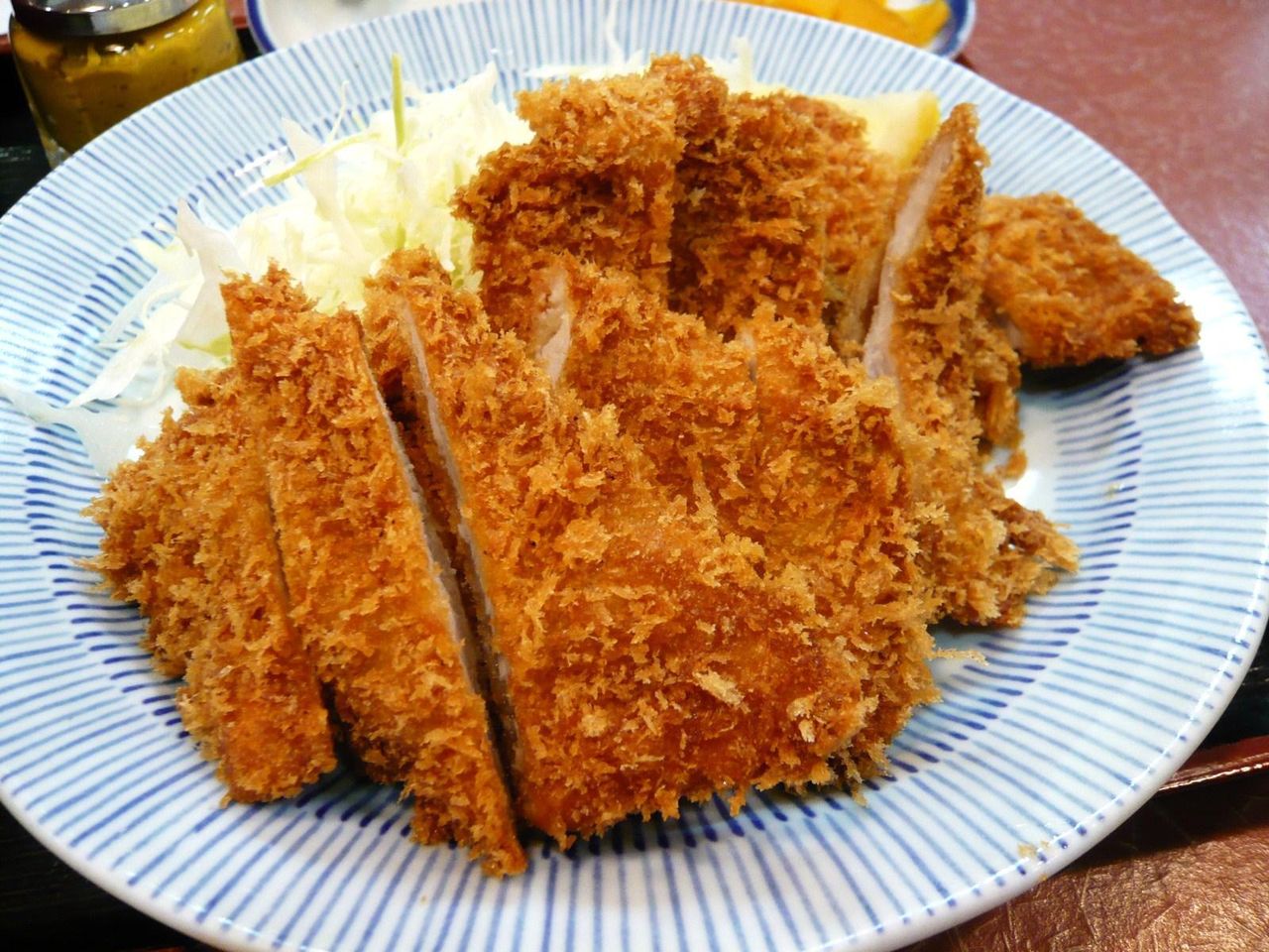 ヒレカツ定食は、薄切りのヒレカツが4枚!