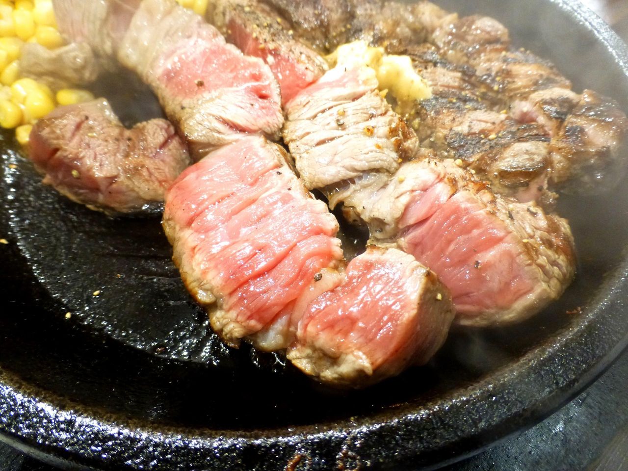 ぶ厚いステーキを噛みしめると、口の中に肉汁ブシャ〜!