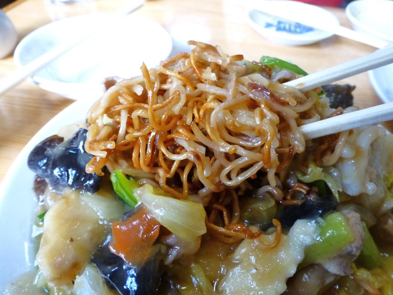 パリパリに揚げた細麺と具だくさんの餡が良く合います!