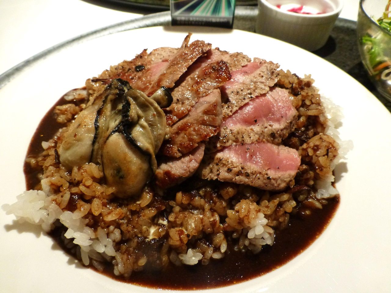 ステーキと牡蠣のソテーを一度に味わえる夢のコラボ!