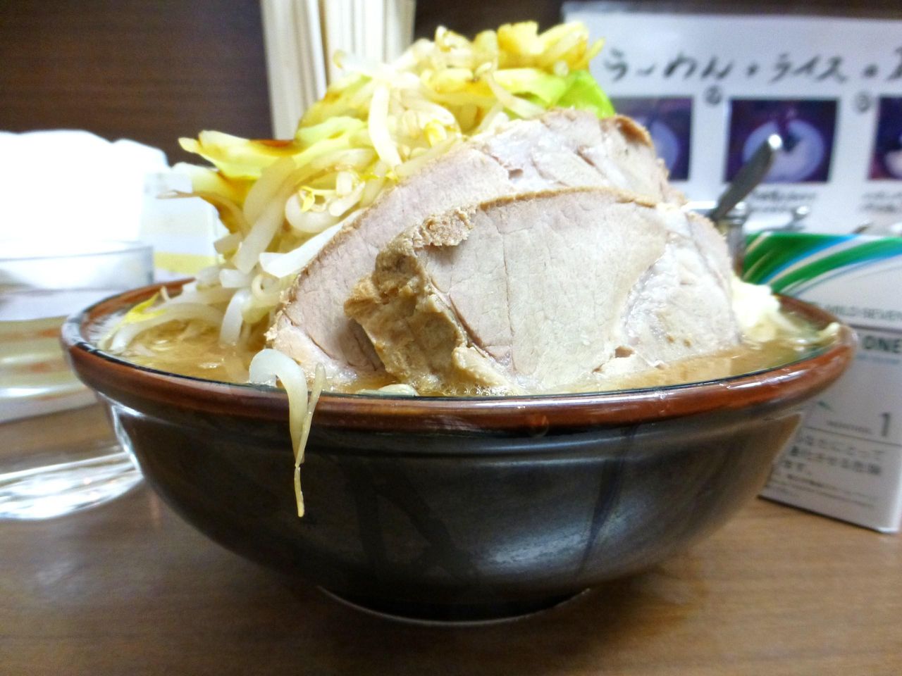 いいですね〜、こういう過激な盛り付けは大好きだぞ!